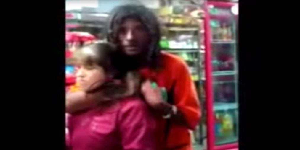 Indigente amenaza a vendedora con un bisturí