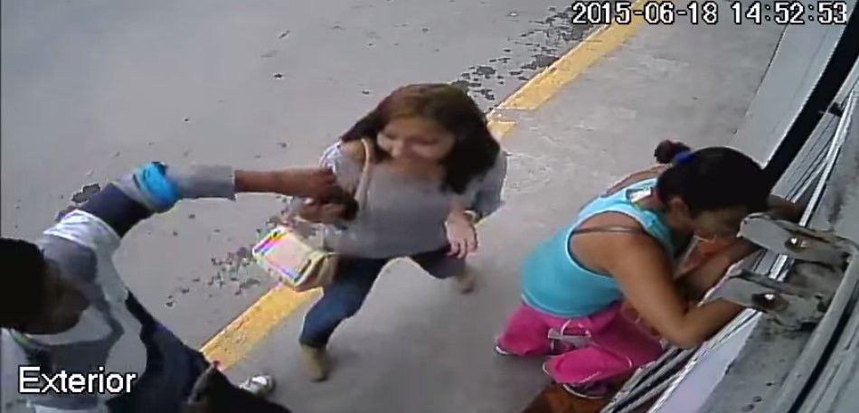 Video: roban dos celulares a plena luz del día
