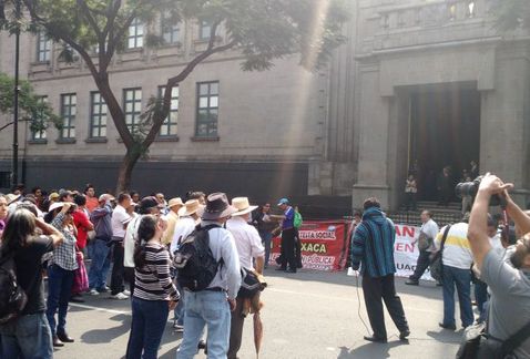 CNTE planea bloquear alrededores del AICM - scjn-protesta