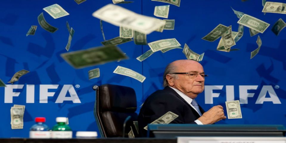 Lanzan billetes falsos a Joseph Blatter