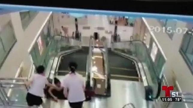 Llevan a centro comercial cuerpo de mujer que murió en escaleras eléctricas