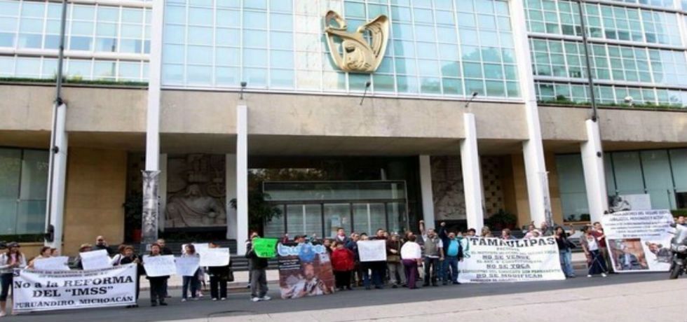 Trabajadores del IMSS se manifiestan en Reforma