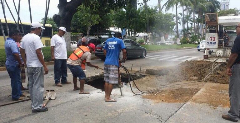 Cierran Costera Miguel Alemán para arreglar el drenaje