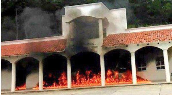 Oaxaqueños queman urnas en Chiapas