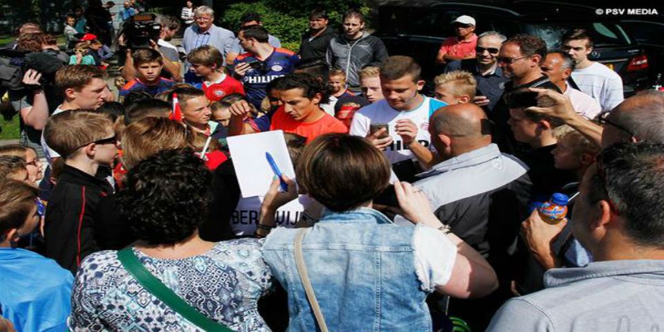 PSV homenajea a Guardado a su regreso PSV homenajea a Guardado a su regreso