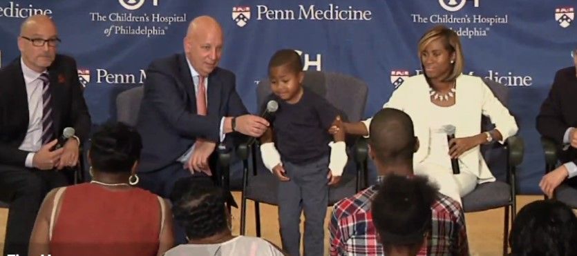 Video: niño de 8 años recibe trasplante de manos Video: niño de 8 años recibe trasplante de manos