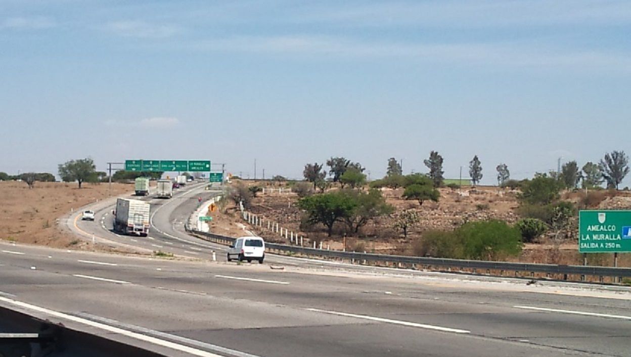 Enfrentamiento deja dos presuntos policías muertos en la México-Querétaro