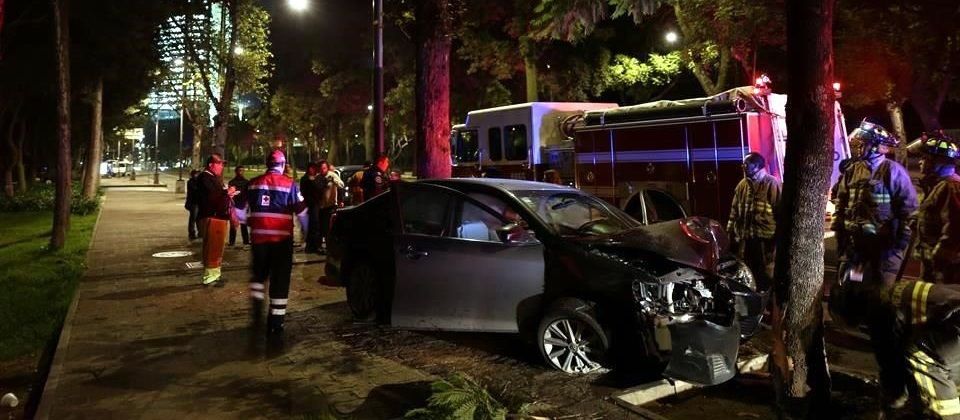 Mujer en estado de ebriedad choca en Reforma