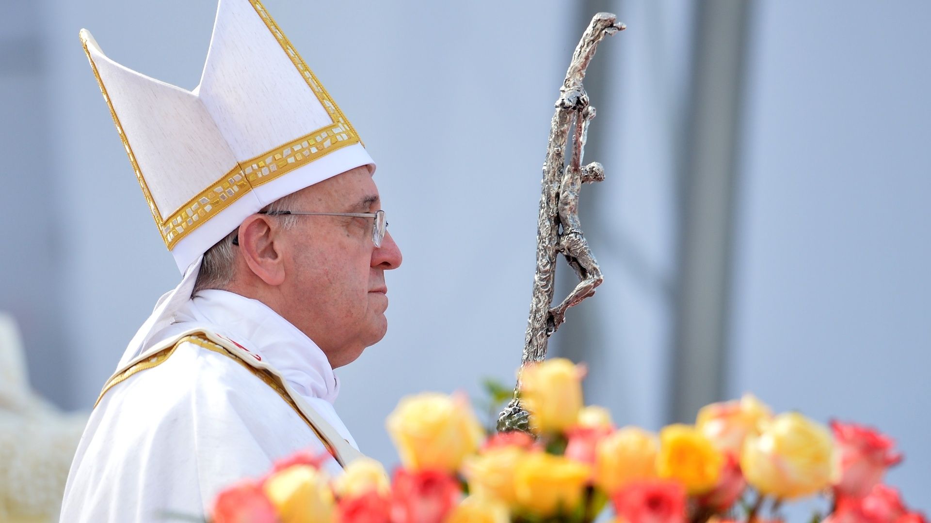 Papa urge a frenar crímenes contra cristianos en Medio Oriente