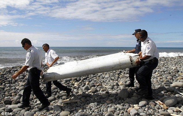 Localizan fragmentos de asientos y ventanas del MH370