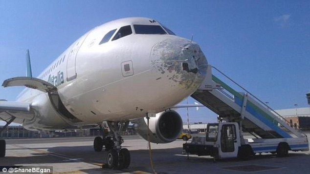 Avión de Alitalia aterriza de emergencia por granizada