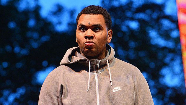 Rapero patea a fan en concierto