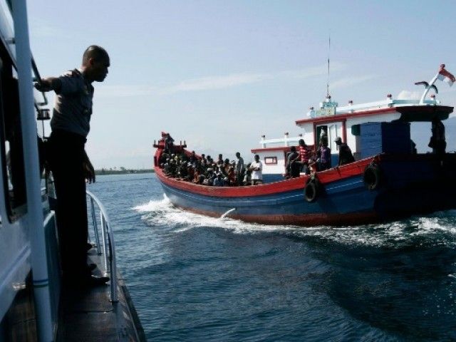 Detienen a traficantes de barcaza tras muerte de 49 ilegales