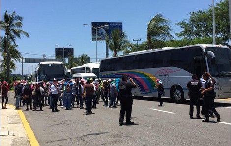 Normalistas bloquean aeropuerto de Acapulco