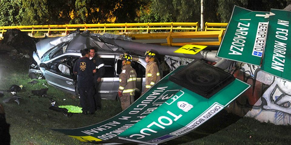 Tres lesionados por aparatoso accidente en Churubusco