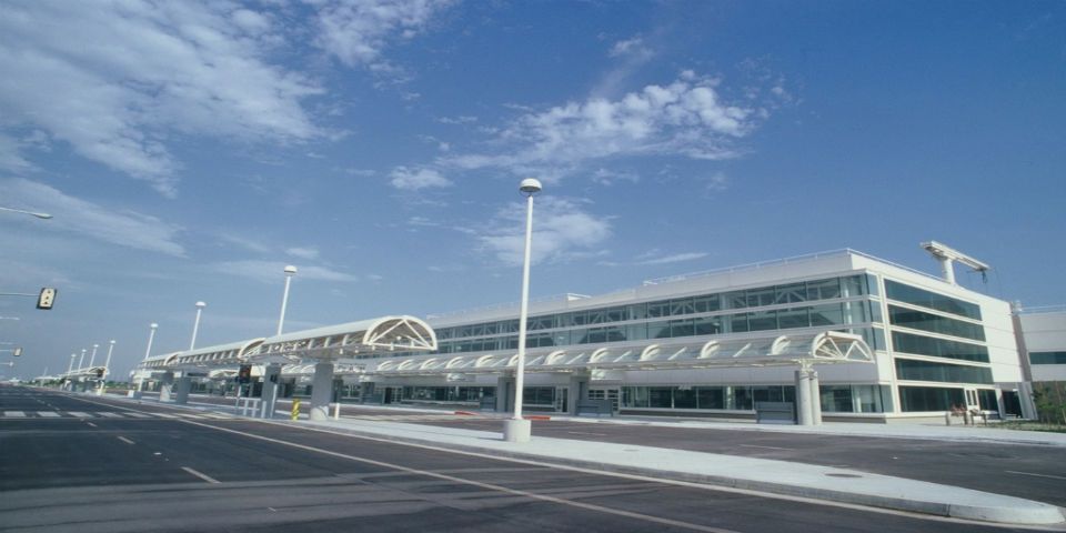 Desalojan aeropuerto de California por una granada