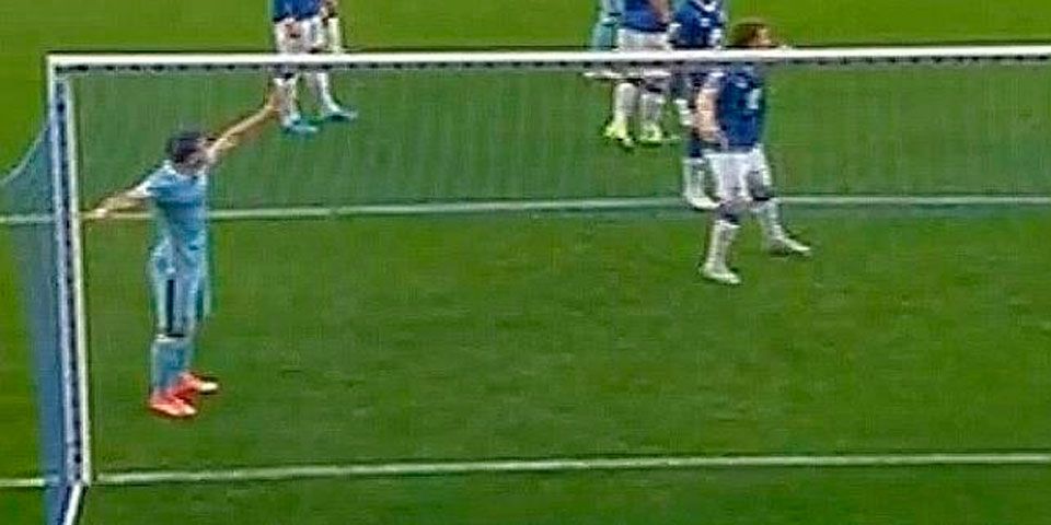 Kun Agüero detiene juego para ayudar a aficionado