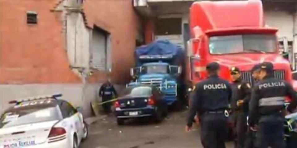 Muere policía por enfrentamiento en la Central de Abasto