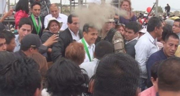 Video: lanzan arena al presidente de Perú