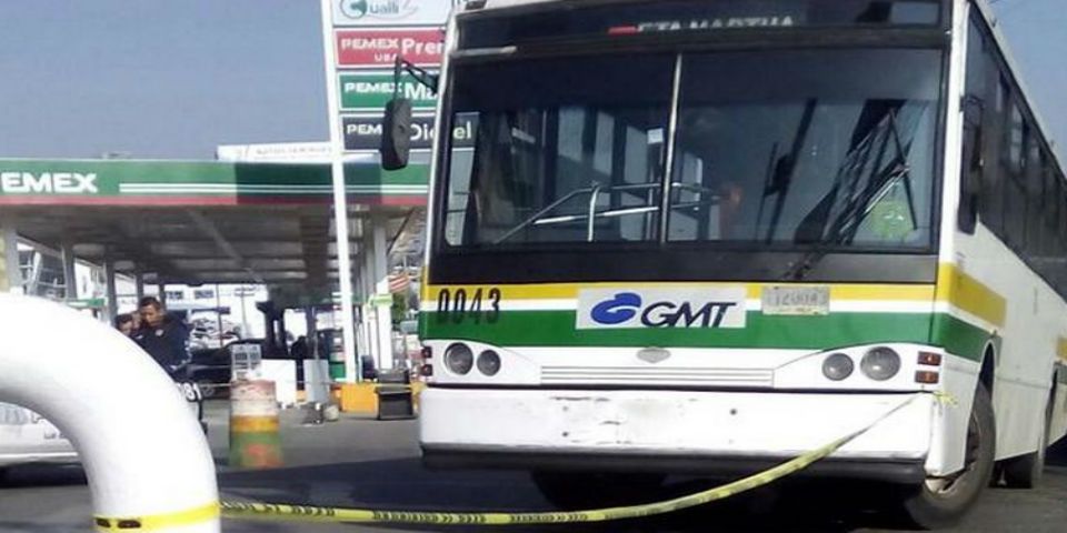 Camión se sube a la banqueta, peatón muere