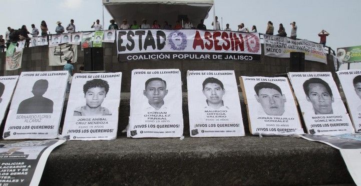 Padres de normalistas iniciarán huelga de hambre