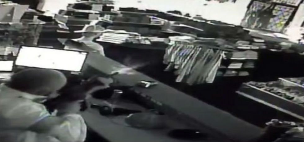 Video: asalto en tienda de ropa fue frustrado por el dueño