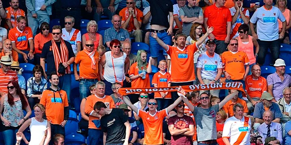 Cuenta de Twitter del Blackpool insulta a aficionado
