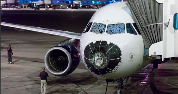 Tormenta daña nariz y parabrisas de un avión Tormenta daña nariz y parabrisas de un avión