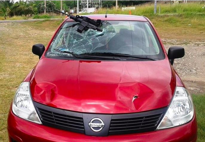 Pareja atropella al delincuente que quería secuestrarlos Pareja atropella al delincuente que quería secuestrarlos