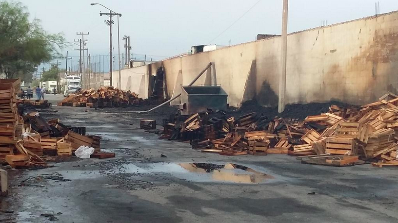 Incendio acaba con siete microbuses en Monterrey