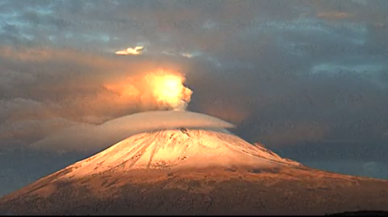 Espectacular fumarola del Popocatépetl
