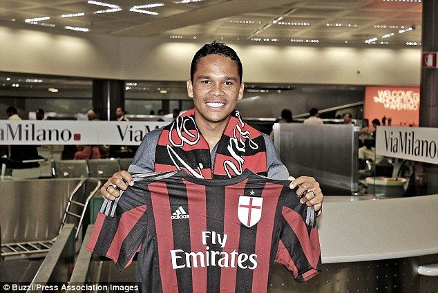 Las 10 playeras de futbol más vendidas del año - Carlos-Bacca-Milan