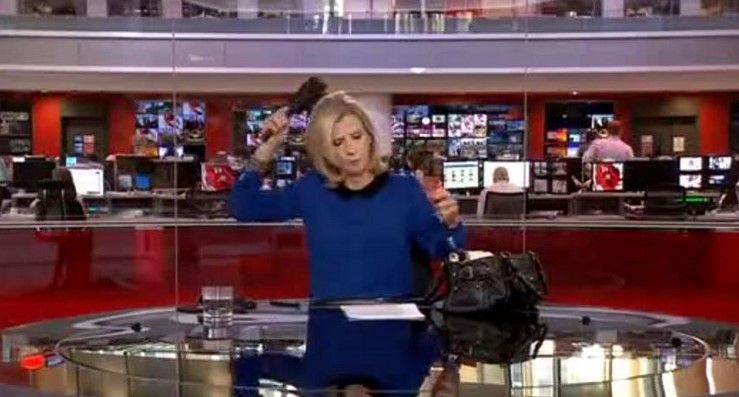 Video: presentadora de televisión se peina al aire