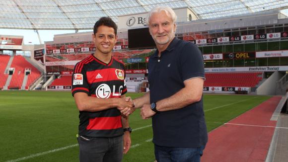 Chicharito debutaría en Bundesliga desde la banca