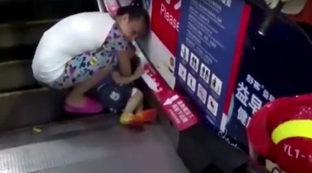 Video: rescatan a niño atorado en escalera eléctrica