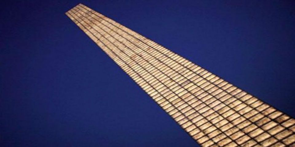 La Estela de Luz ya presenta sus primeras fallas