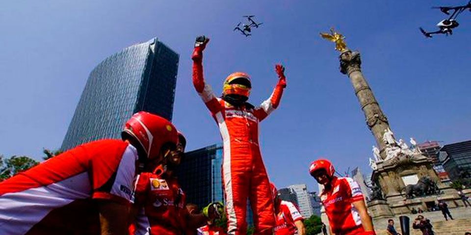Esteban Gutiérrez emocionó en Reforma con su Ferrari Esteban Gutiérrez emocionó en Reforma con su Ferrari