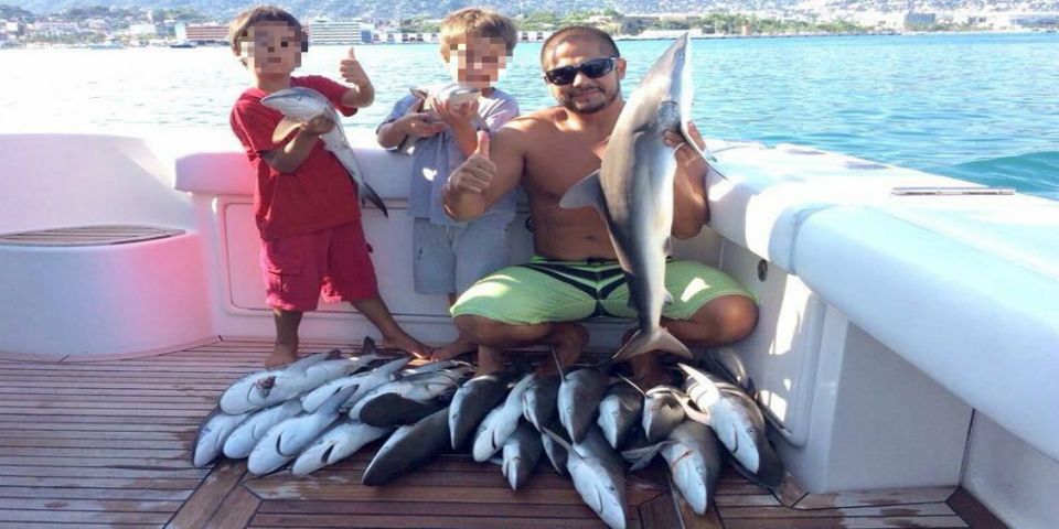 Excandidato del Verde posa con crías de tiburón