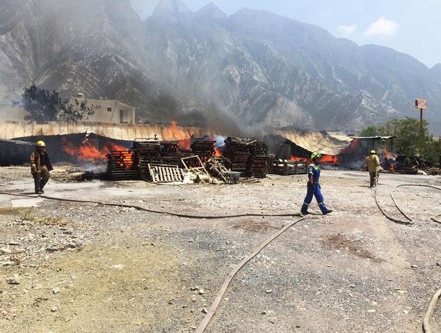 Bodega de tarimas se incendia en Santa Catarina