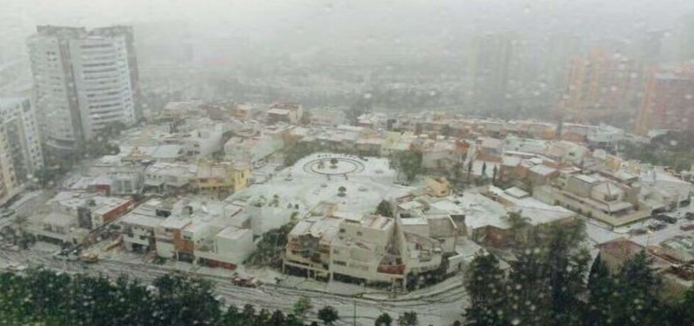 Granizada en Huixquilucan. Se desploma techo en centro comercial