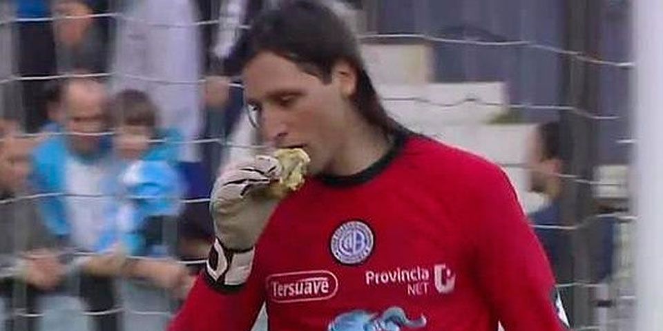 Video: Portero muerde hamburguesa que le lanzan a medio partido