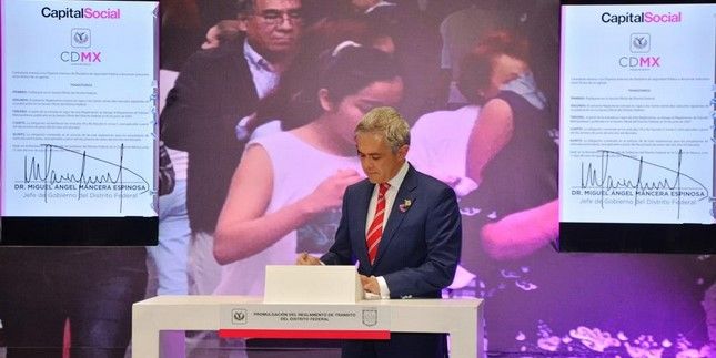 Mancera promulga el nuevo reglamento de tránsito