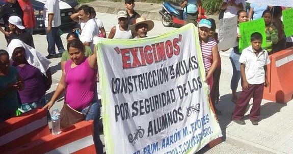 Bloquean Autopista del Sol por escuela deteriorada