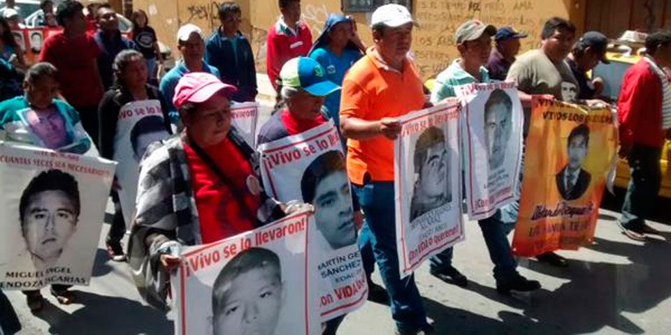 Marchan por normalistas en Oaxaca