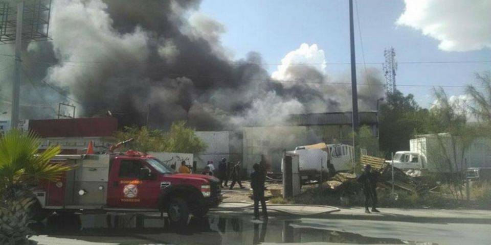 Fuerte incendio en bodega de Torreón