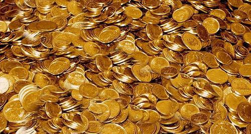 Encuentran 10 mdd en monedas de oro en su jardín