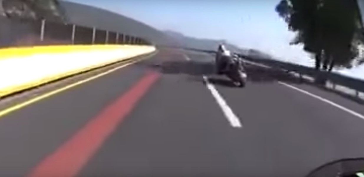 Video: motociclista mata a otro, tras estrellarse con muro de contención Video: motociclista mata a otro, tras estrellarse con muro de contención
