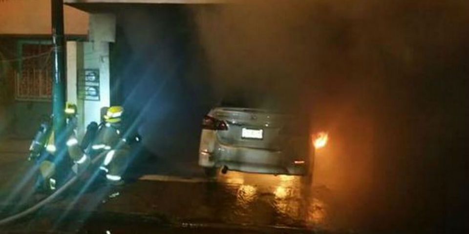 Prenden fuego a vehículo de regidor de Tehuacán