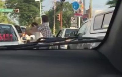 Video: conductor golpea a taxista en Villahermosa