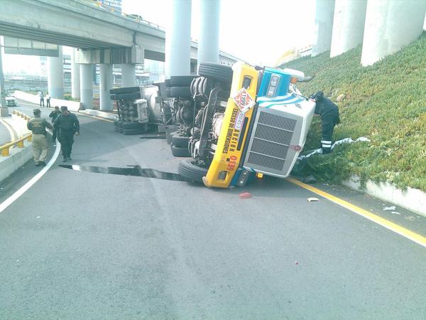 Vuelca pipa y derrama chapopote en la México-Puebla